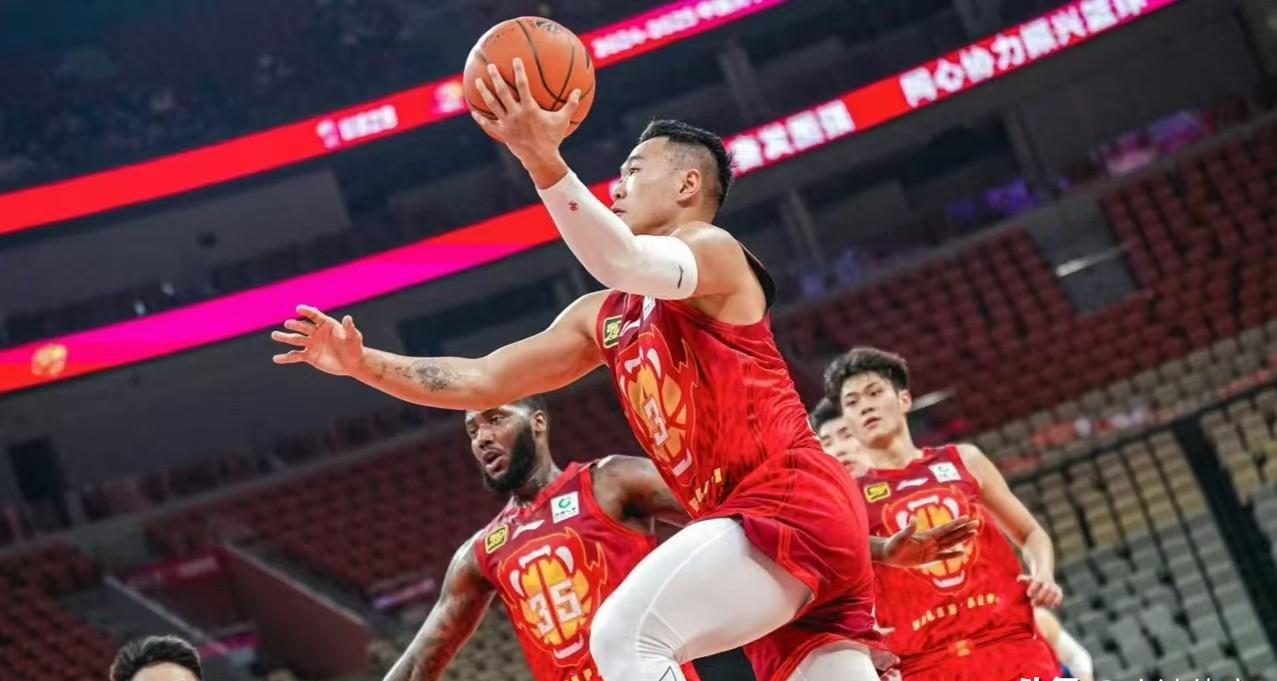 天津队客场逆转胜利，豪夺三分